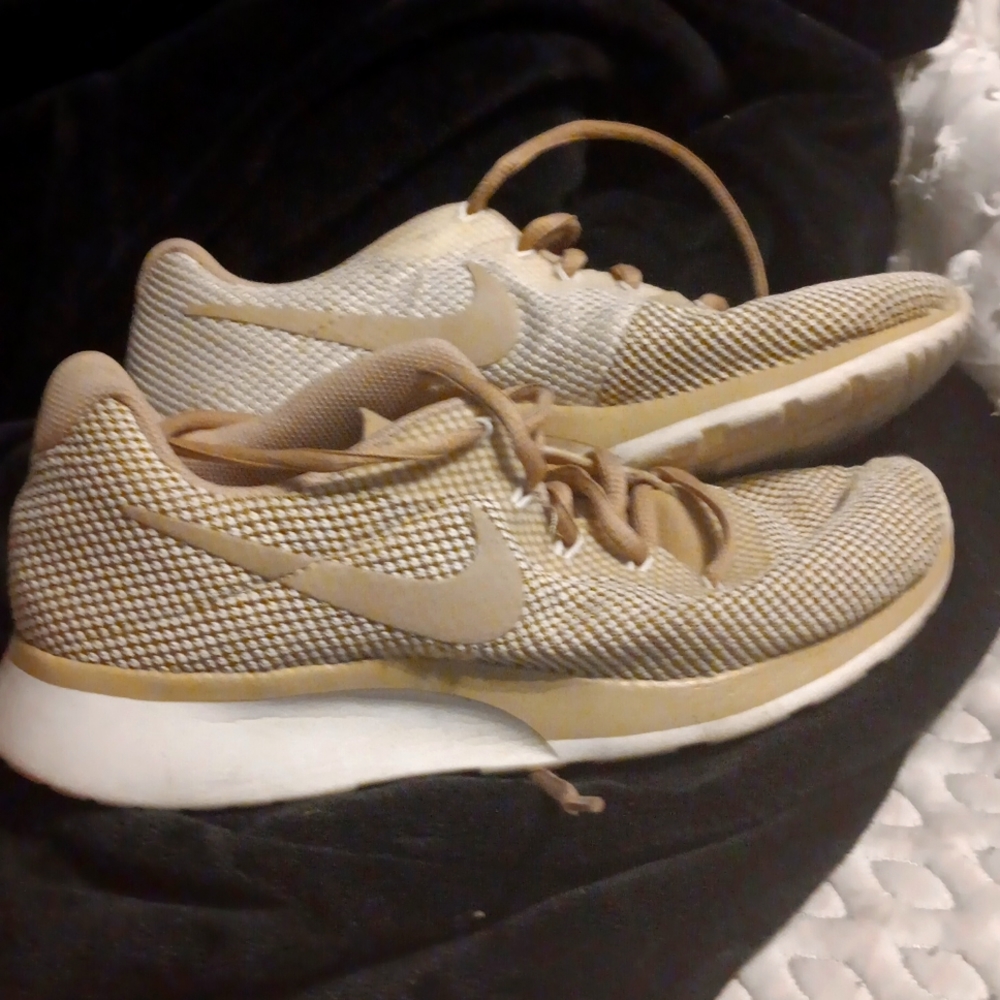 Women's athletic shoes